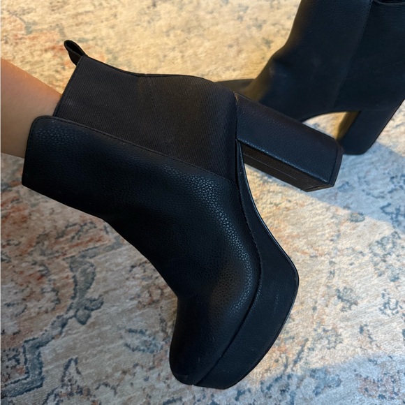 Black platform heeled bootie - Picture 2 of 4